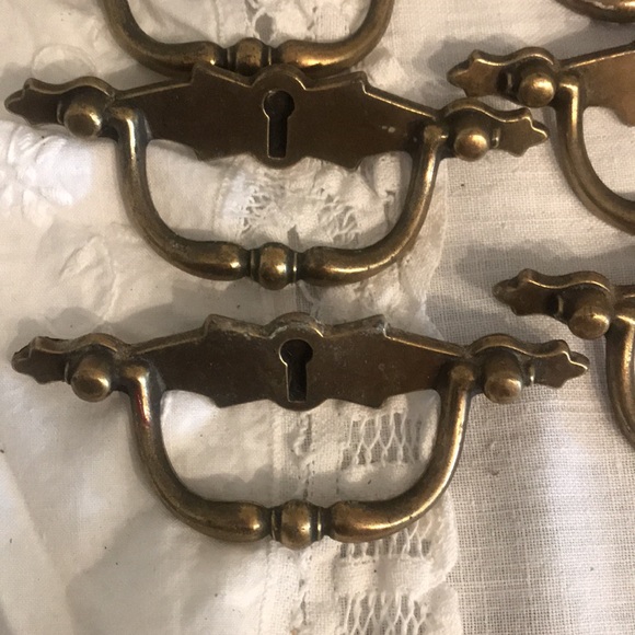 Gorgeous Colonial Drawer pulls - Set of 7. Beautiful rich looking brass. - Picture 2 of 10